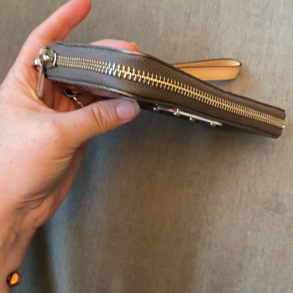 Authentic Michael Kors Wristlet. - Picture 6 of 7